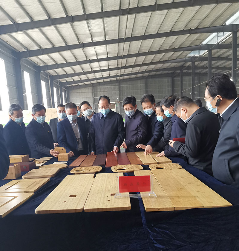 毛偉明省長一行在認(rèn)真查看現(xiàn)代竹產(chǎn)品 毛偉明省長一行在認(rèn)真查看現(xiàn)代竹產(chǎn)品