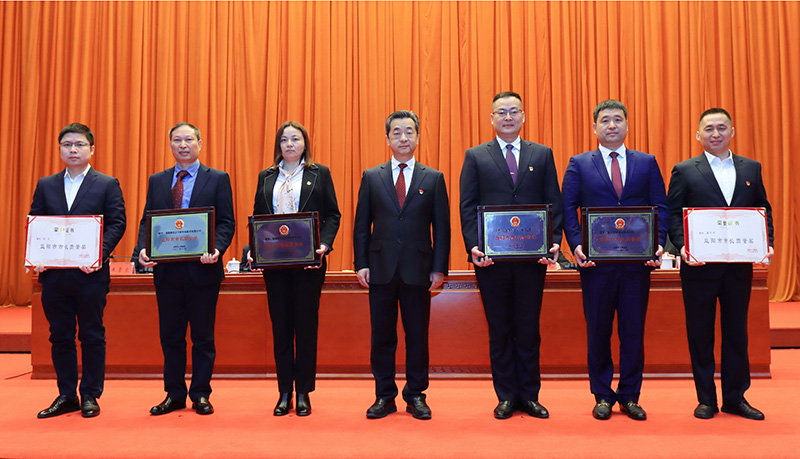 董事長薛志成先生上臺領(lǐng)獎