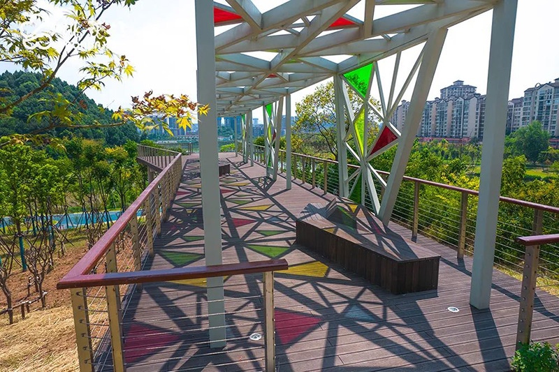 竹木平臺(tái)配彩色遮陽(yáng)棚 竹木平臺(tái)配彩色遮陽(yáng)棚