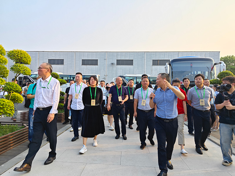 300余位嘉賓在薛董事長陪同下參觀構花江竹結構科技示范樓 300余位嘉賓在薛董事長陪同下參觀構花江竹結構科技示范樓