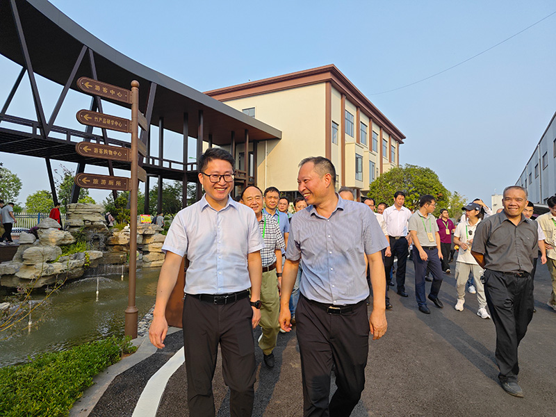 董事長與參觀領導相談甚歡 董事長與參觀領導相談甚歡