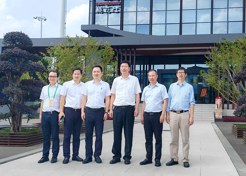 薛董事長與吳義強院士等相關領導在竹結構科技示范樓前合影 薛董事長與吳義強院士等相關領導在竹結構科技示范樓前合影