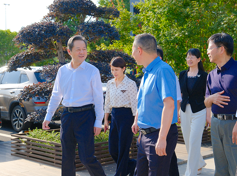 省政協(xié)副主席虢正貴來桃花江竹材調(diào)研,公司董事長陪同介紹 省政協(xié)副主席虢正貴來桃花江竹材調(diào)研,公司董事長陪同介紹