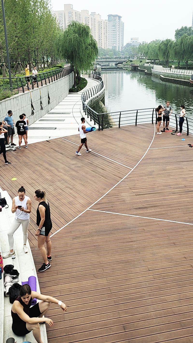 大使館附近的休閑竹木平臺(tái)